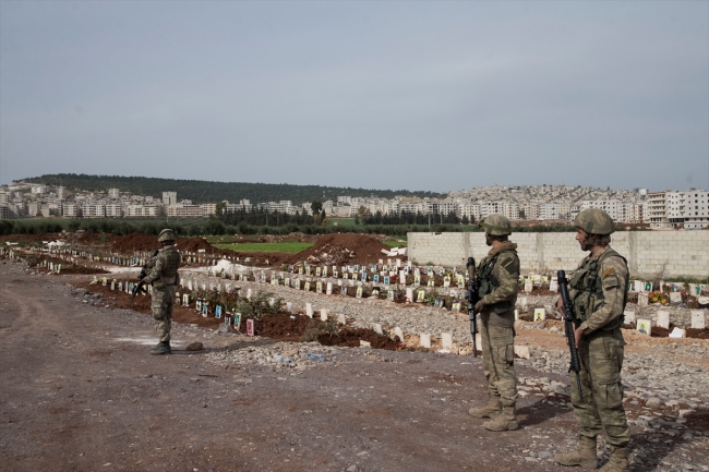 Afrin'de yüzlerce terörist mezarı bulundu